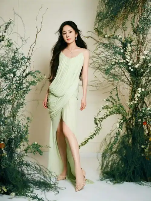 杨幂身着嫩绿开衩裙秒变森林女神大方秀白皙美腿