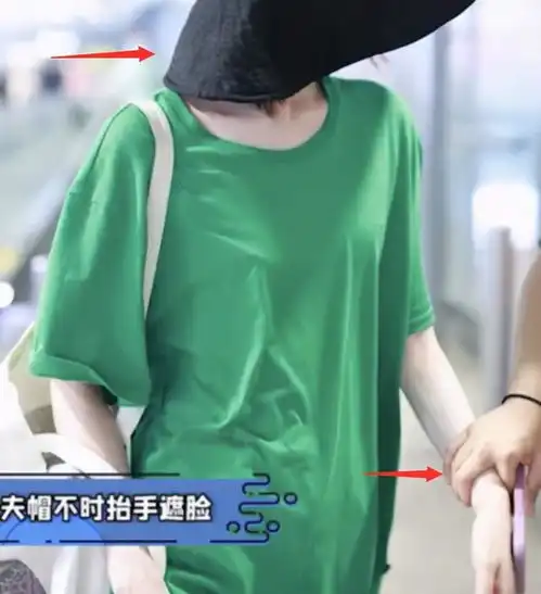 邱天破相后现身机场,用渔夫帽和口罩遮挡伤疤,此前撞铁丝网受伤