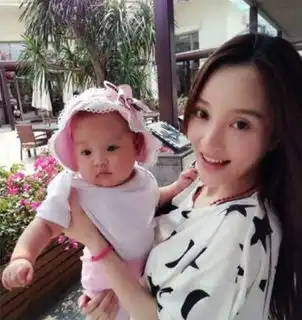 组图李小璐与女儿甜蜜出镜贾乃亮幼儿照曝光