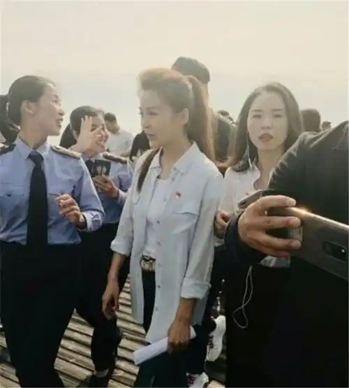 45岁央视主持人朱迅,近照曝光,网友台上台下判若两人