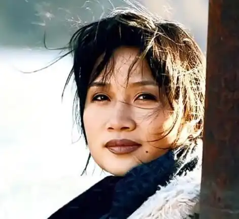 歌手李娜爆红后突然出家,母亲流泪劝阻无果,陪伴女儿修行25年