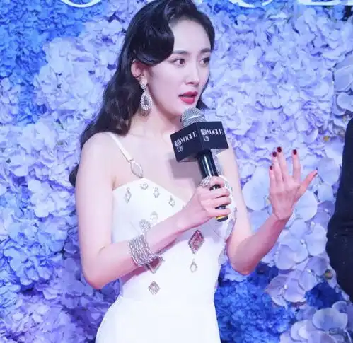 又有新的红毯杨幂自带高级感,童瑶性感,汤唯拉开衣角后太抢眼