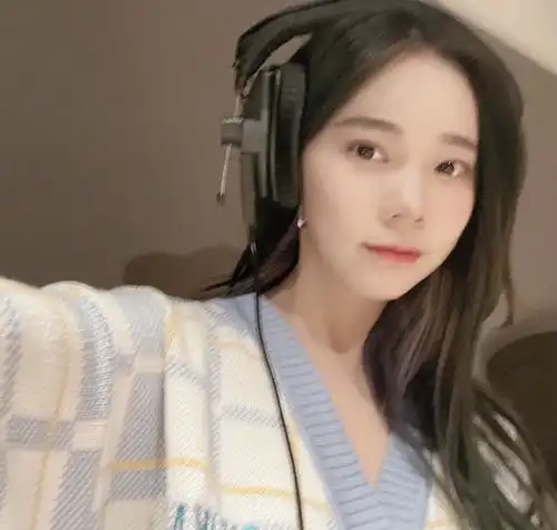火箭少女解散成员发展成谜,杨超越当老板,她却选择扎根录音棚