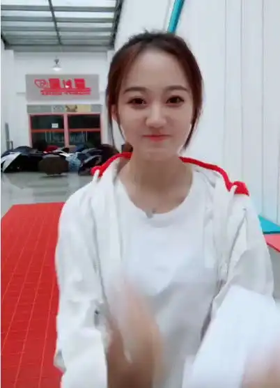 女大学生过生日,室友让她比心,转身那一刹那,心都被融化了