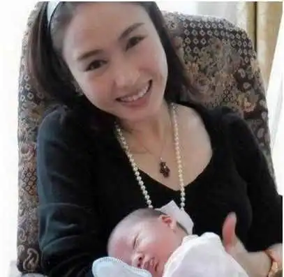 14岁出道被誉为香港第一美女,嫁大15岁残障富豪,心疼
