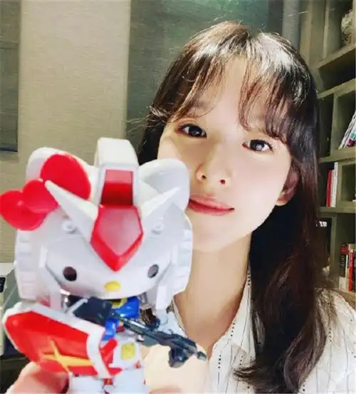 奶茶妹妹章泽天近照曝光,出席活动和网友合影,气质不输女明星