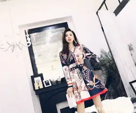 印花长裙,尽显女神风范,白皙性感美女,高跟鞋很漂亮