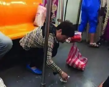 地铁最美女乘客
