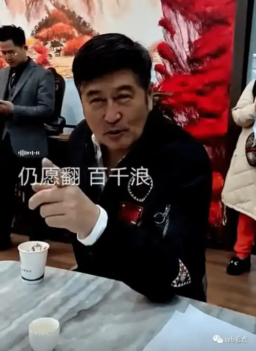 73岁梁小龙戴墨镜气场足5位周星驰配角齐聚内地,疑似合作拍戏