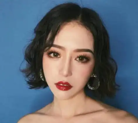 女生自拍丑到炸学会这3招,让照片中的你美成小仙女