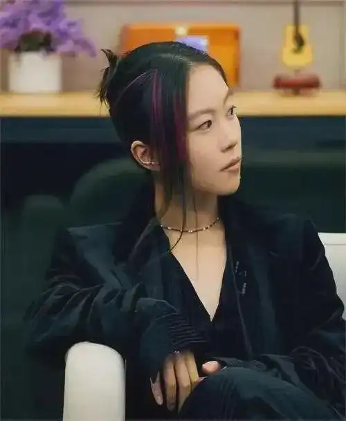 窦靖童挺女人的造型,为何让大家一下子就发现了她的美