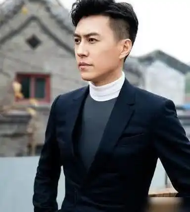 她与赵薇是同学,被富豪丈夫抛弃,二婚嫁给靳东,今生活幸福美满