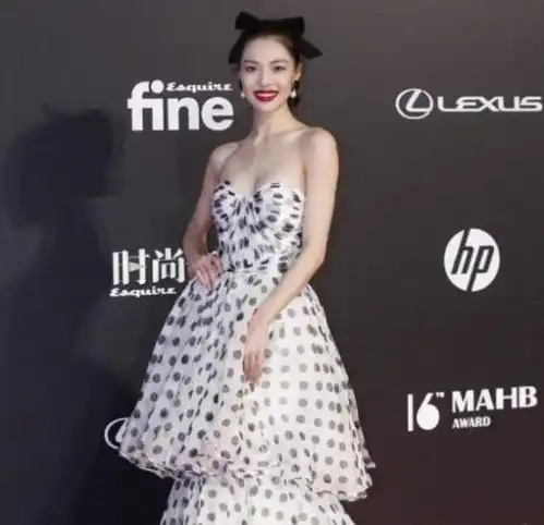 有一种抹胸叫钟楚曦,身穿波点长裙,气质宛如仙女,a爆全场