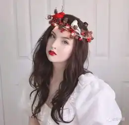 因为买不起网上现成的衣服,这位19岁女孩为自己做起了私人定制