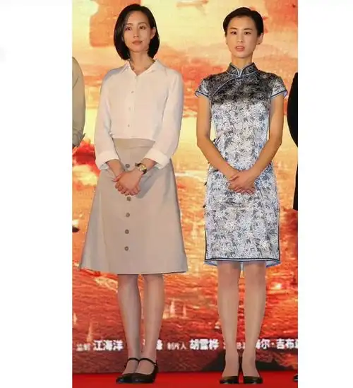 都说黄圣依好看,觉得旁边白衣女孩更漂亮,这气质就是不一样
