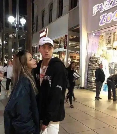 萧亚轩深夜晒素颜照,手故意遮伤口,文案伤感,疑似和小男友情变