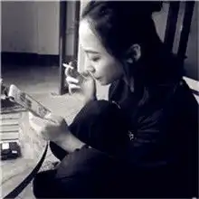 抽烟的女生头像女生抽烟的样子比较拽呢