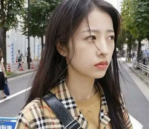 周雨彤首晒全家合照,看到爸妈的长相后,网友一家的神仙颜值