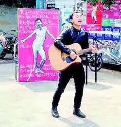 大学生食堂前挂全裸自画像弹琴唱歌征女友