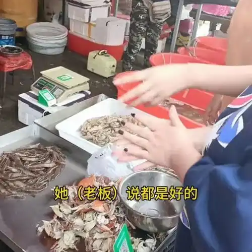 辽宁抚顺,女孩低价买海鲜却不能吃,找摊主理论被怼你图便宜不