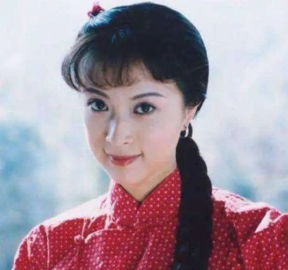 45岁金巧巧已婚博纳总裁家族企业双丰收,女儿颜值撞脸杨洋