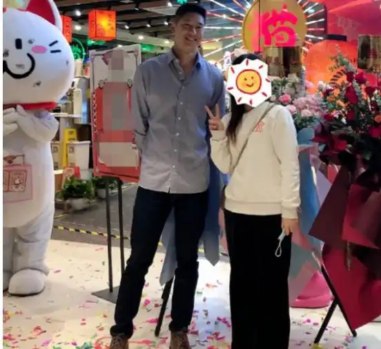 吴永恩吃烤肉与多位美女合影,全程绅士手获赞,真让王子文放心