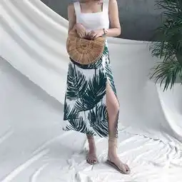 女人搭配这款裙装又高雅又新潮