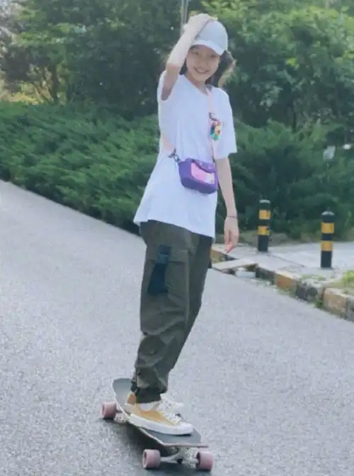 赵薇12岁女儿绝了,外出玩滑板只穿工装裤,潮到我不敢想象