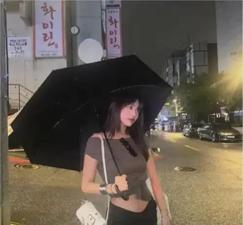 汪峰带女儿游日本,18岁小苹果美照曝光,网友惊叹小苹果长大了