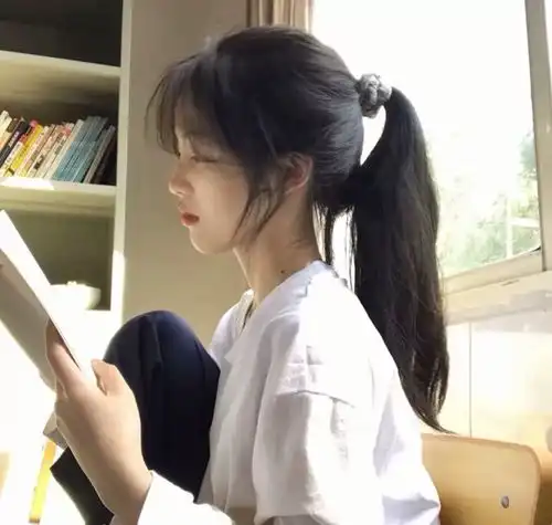 网易云热评女孩撒娇让男孩背她,男孩吃力的背起来,女孩纳闷,问他