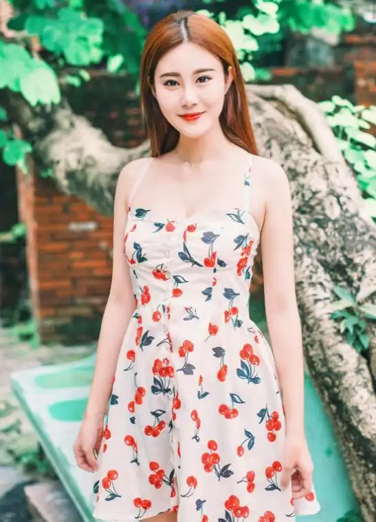 气质女神碎花超短白嫩香肩性感美拍