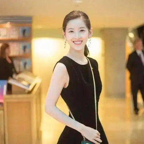 又一90后美女富豪崛起气质不输章泽天,4年造出千亿帝国
