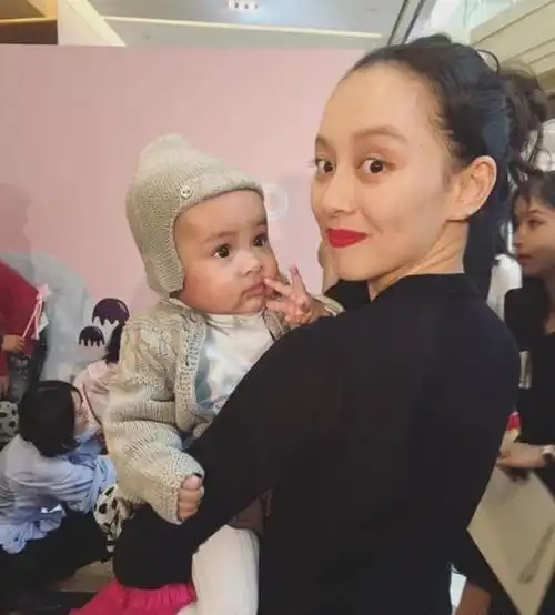她和释小龙是荧幕情侣,还是男人的梦中情人,嫁给黑人老公很幸福
