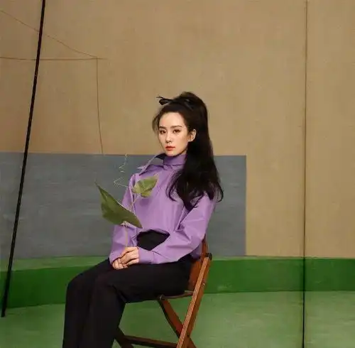 吴奇隆小娇妻刘诗诗太有气质,小黑裙点缀珍珠腰带,低调不失高级