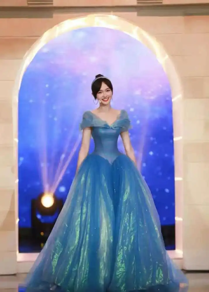 蓝色梦幻礼服来袭,谁是你心目中最百变的女王