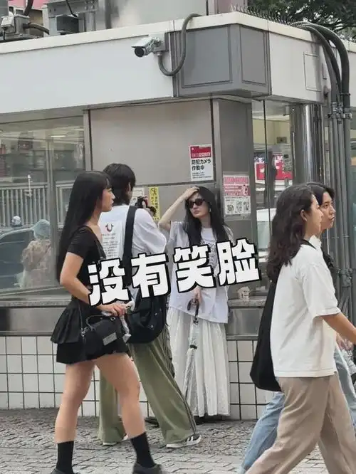 徐璐和男友日本旅游,真人瘪嘴暴瘦不到90斤,对男友大呼小叫