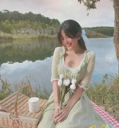 20岁初恋脸纯欲少女,校服都藏不住她的好身材,这也太哇塞了