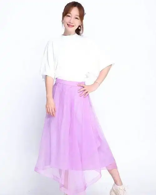 42岁薛佳凝美回哈妹,穿衬衫裙清纯甜美,状态似20岁少女