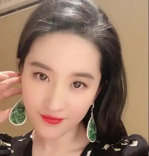 刘亦菲晒自拍,水滴翡翠耳环珠光宝气,花青也能很好看