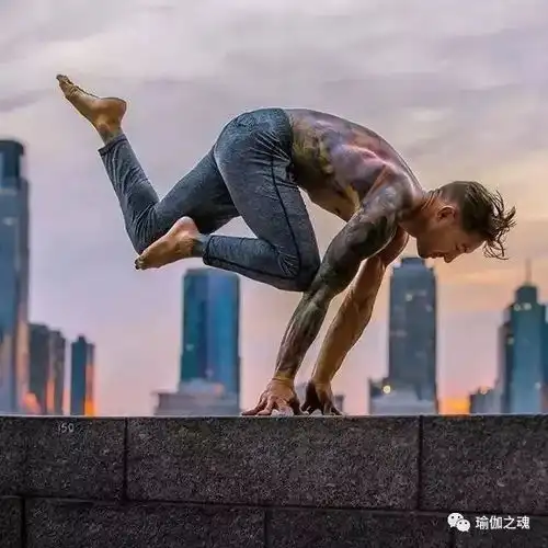 男人瑜伽,力量与雕塑的静止之美