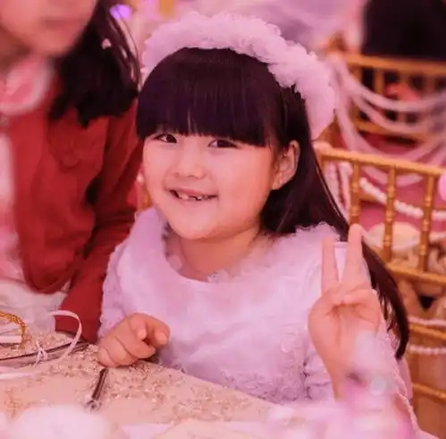 小小女孩儿王诗龄放暑假啦,模样搞怪可爱