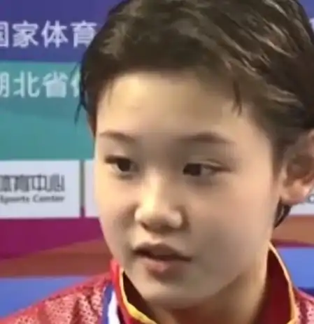 张家齐女子双人10米台夺金,采访奶声奶气,自曝最爱芭比娃娃