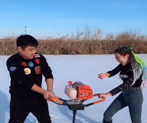 美女冰上钓鱼,接下来的一波操作,同伴嫌弃了