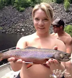 fishbra大火国外妹子用鱼当胸罩秀钓鱼成果展身材
