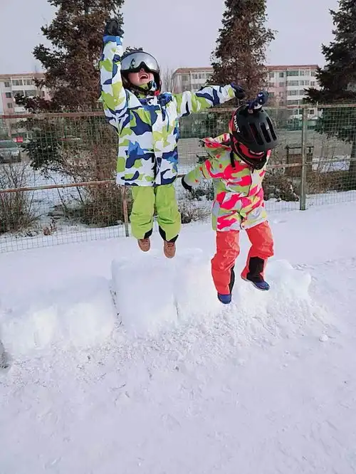 抓住冬天的尾巴,来南海湿地冰雪场滑雪喽