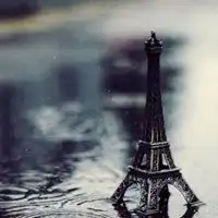 巴黎铁塔下雨微信头像下雨天埃菲尔铁塔头像