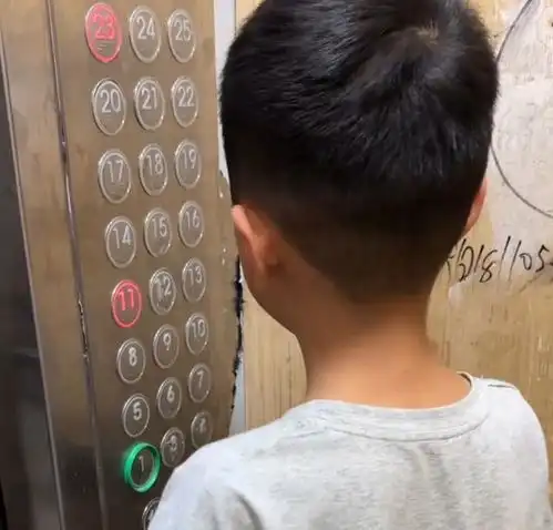 男孩坐电梯偶遇老师,瞬间变社恐蜷缩角落,一顿操作把老师乐坏了