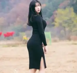 街拍漂亮内向五官精致的美女,穿着休闲清爽给人清纯的感觉