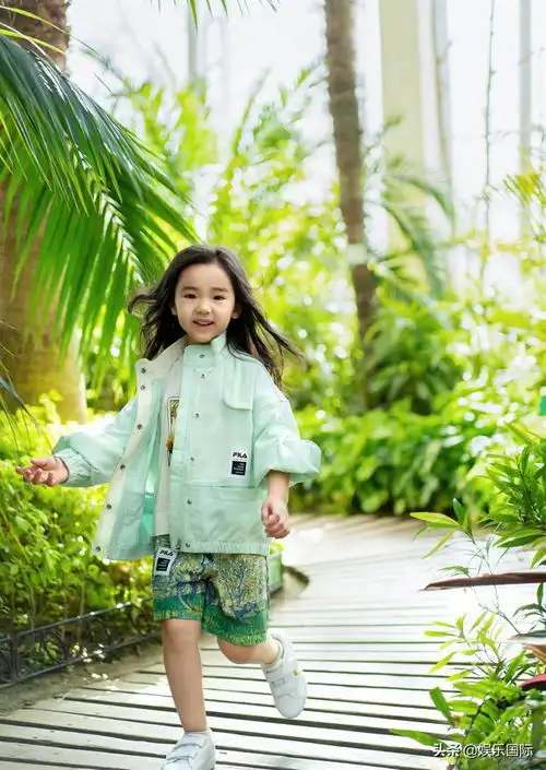 董璇晒与女儿春游大片牵手出行温馨美好