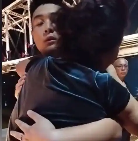 辽宁中年女子疑似与家人闹矛盾江边痛哭,小伙将她扶起并暖心安慰
